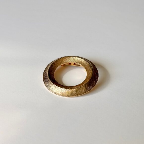 Vintage Gold Tone Circle Brooch Pin - Picture 3 of 5